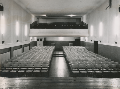 879244 Interieur van het vergader-, theater- en concertgebouw Casino (Paardenveld 8) in Wijk C te Utrecht: de grote ...